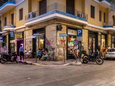 Sulla sinistra ecco la libreria-pub �Prinz Zaum�, che dal 2014 ha preso il posto della Latteria Principe che qui operava dalla seconda met� degli anni 30